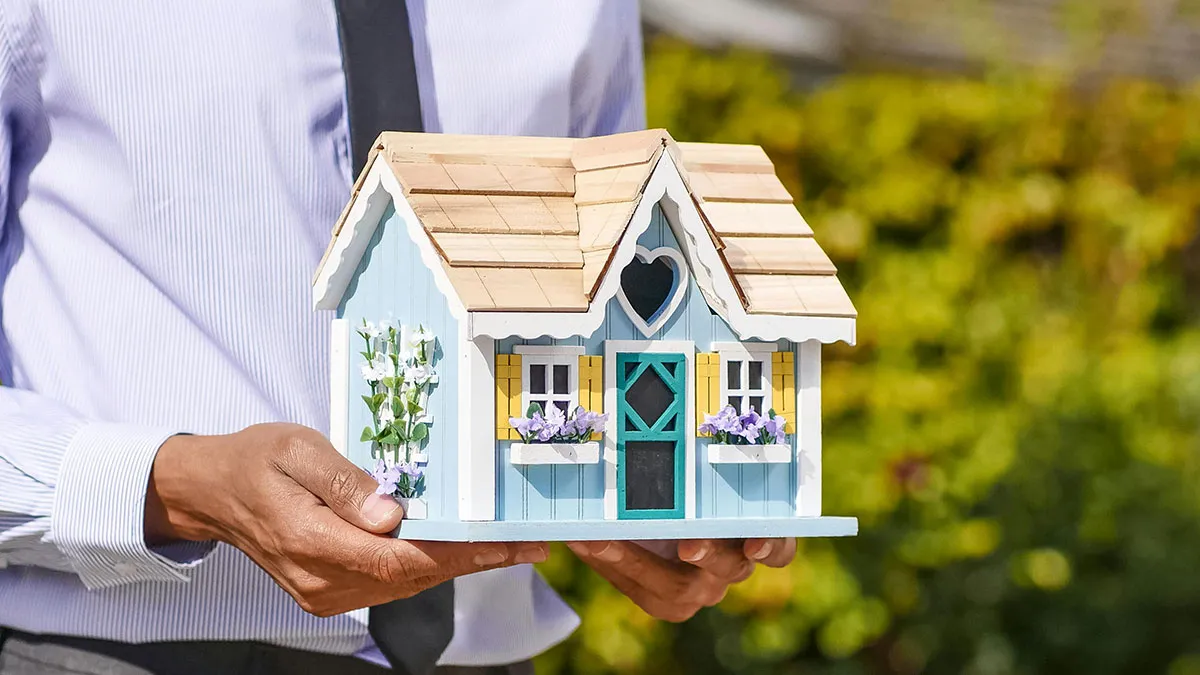 BF Who Doesn't Contribute Financially Throws A Fit After Man Refuses To Add His Name To Mortgage