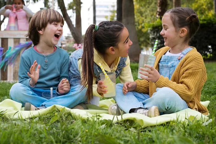 24 Ridiculous, Sad, And Even Creepy Stories Of What Made The “Weird Kid” In School So Weird