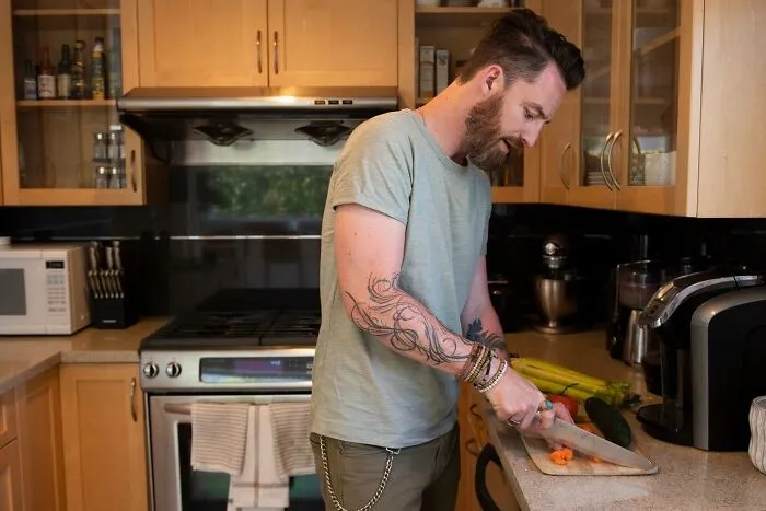 36 Non-Toxic Ways To Spot A Guy Who’s Completely Secure In His Masculinity