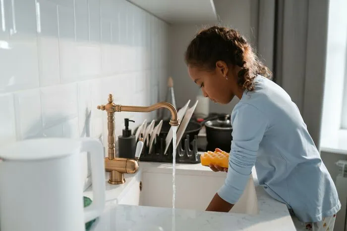 “I Cut Contact With Him”: 30 Parenting Mistakes From Dads That Leave Scars On Daughters