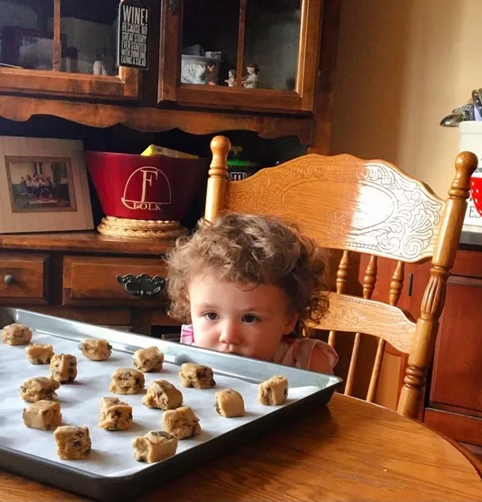 Mi hija insistió en vigilar las galletas mientras esperaba a que se calentara el horno. Se quedó así durante 10 minutos