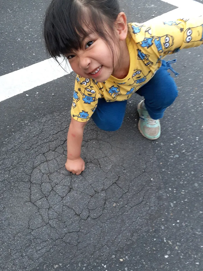 Ella dijo «¡Mira mamá!» Así que miré y estaba posando así. Creo que mi hija tiene talento
