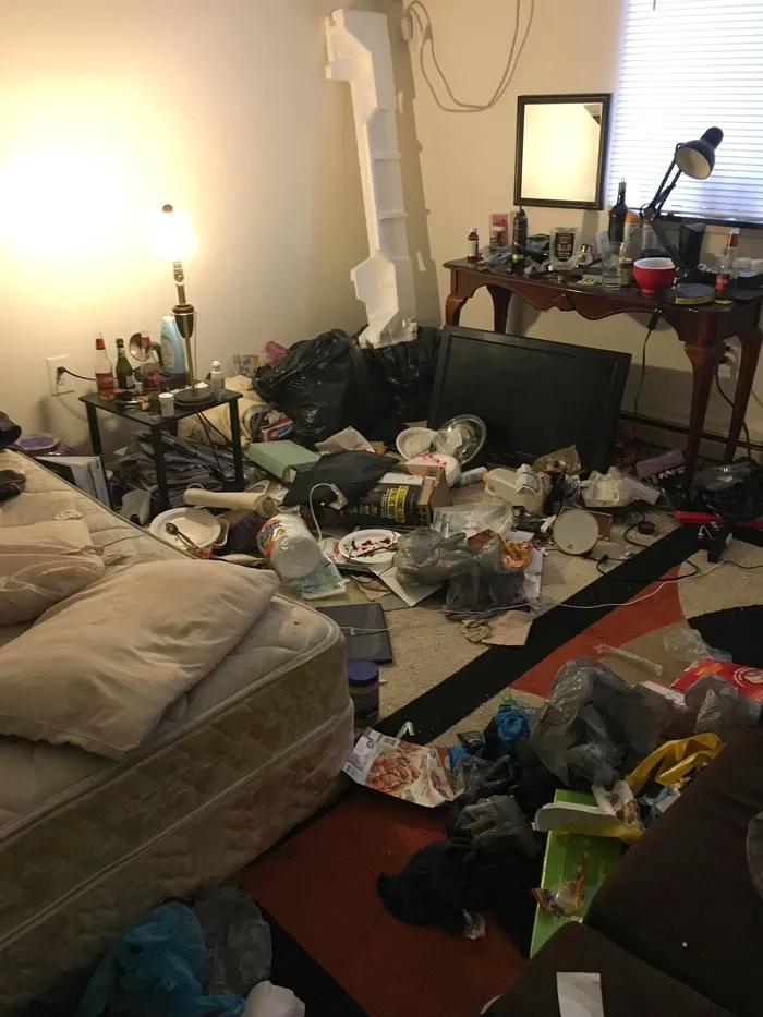 Mi compañero de piso no ha pagado su parte del alquiler en 3 meses, sale un olor raro de su habitación que no puedo localizar, y estoy bastante segura de que se ha ido, así que ahora tengo que limpiarlo yo.