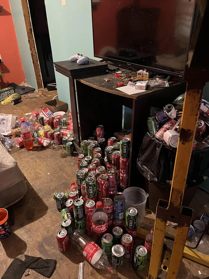 Mi cuñado está viviendo con nosotros, esta es su habitación