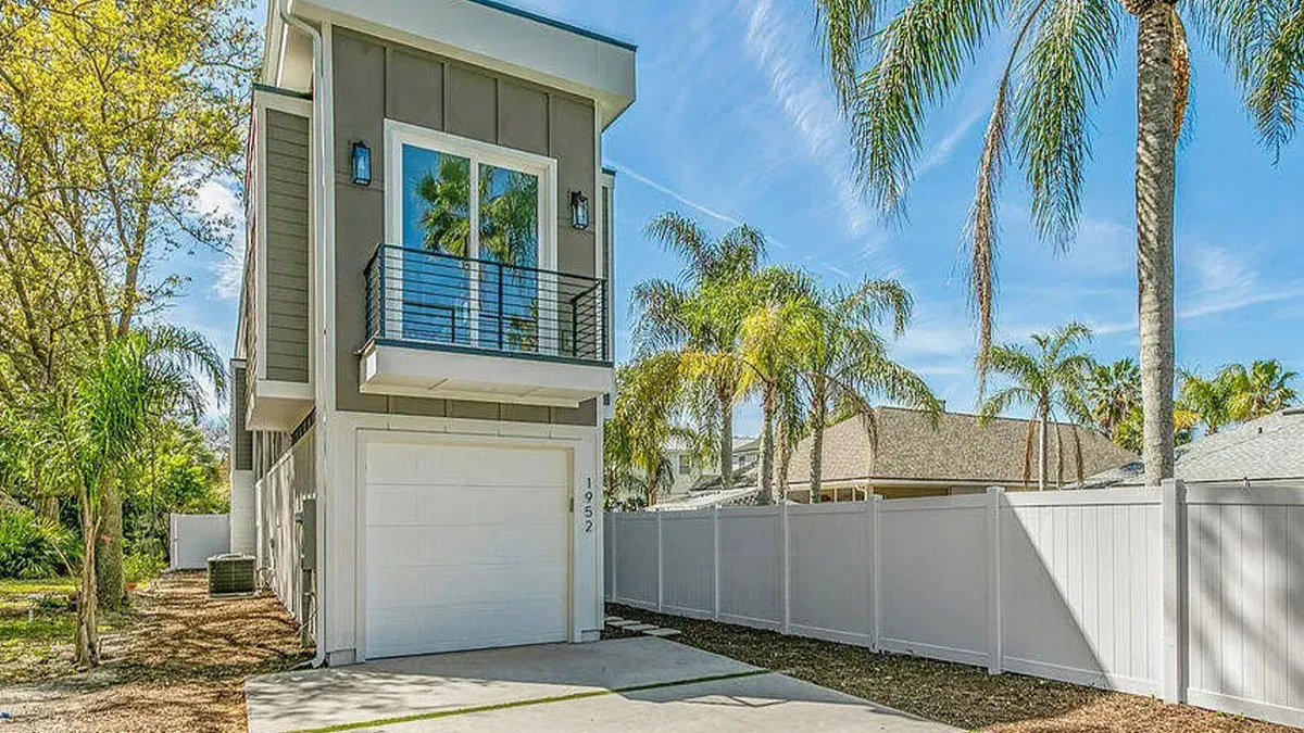 Florida Man Buys A Narrow House Built Just To Spite Neighbors, Says It's Perfect For His Single Life