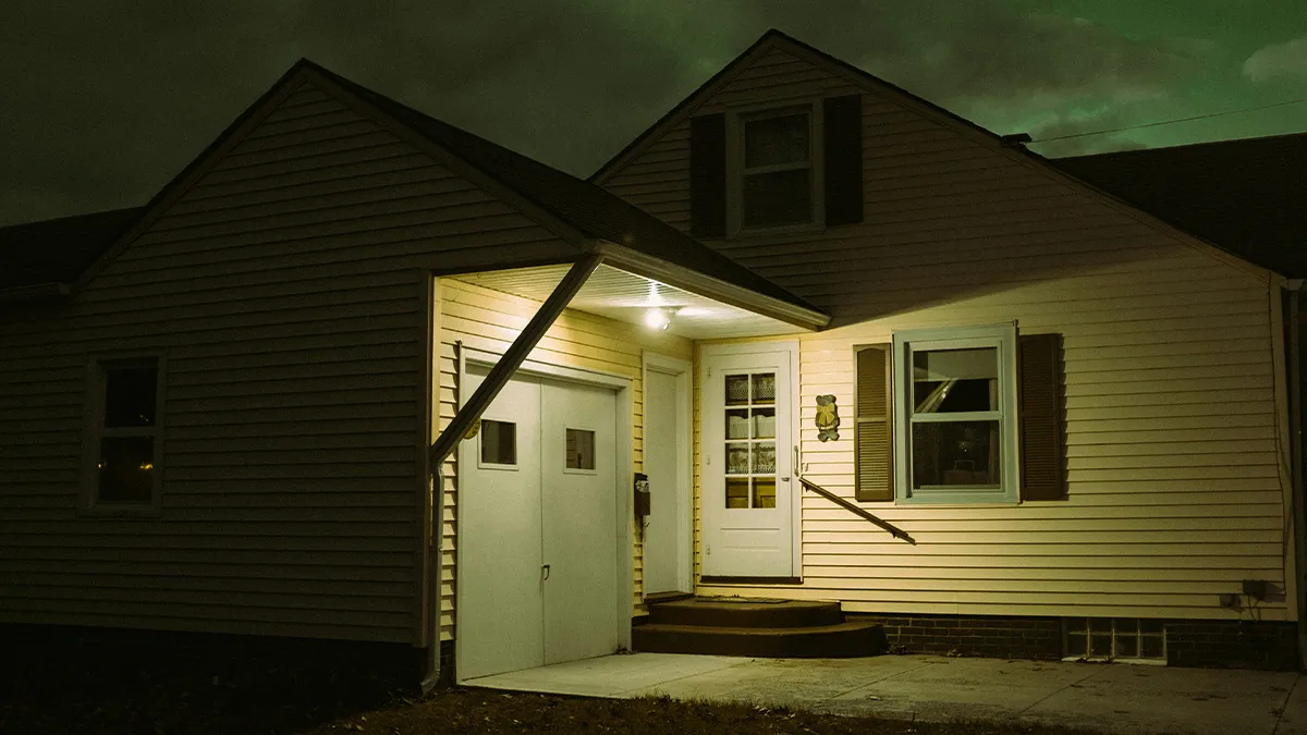 Guy Shocked At GF's Reaction To Him Defending His Mom And House: "Doesn't Believe In Violence"