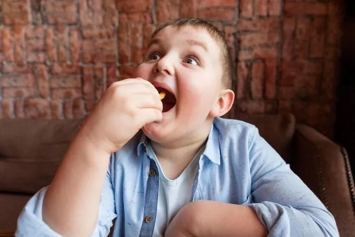 24 Ridiculous, Sad, And Even Creepy Stories Of What Made The “Weird Kid” In School So Weird