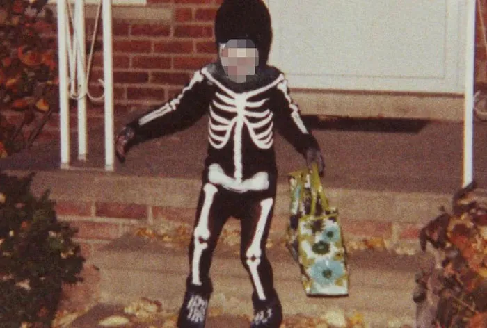 Timothy O'bryan en Halloween, 1974. Más tarde comería ducles con cianuro de potasio después de una noche de «Truco o trato». Resulta que fue su padre quien los mezcló y lo mató por el seguro de vida.