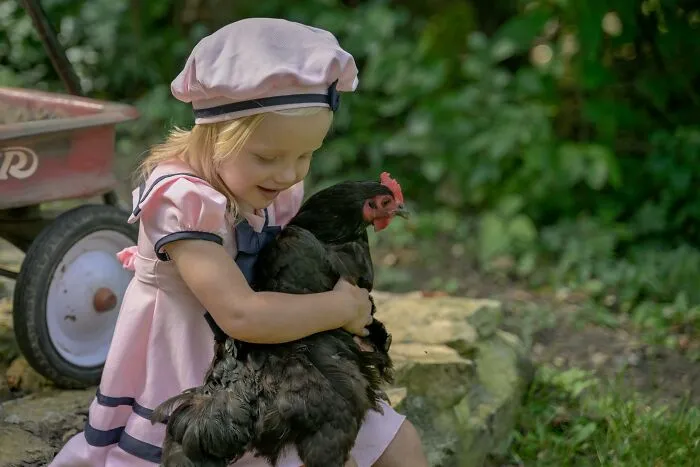 24 Ridiculous, Sad, And Even Creepy Stories Of What Made The “Weird Kid” In School So Weird
