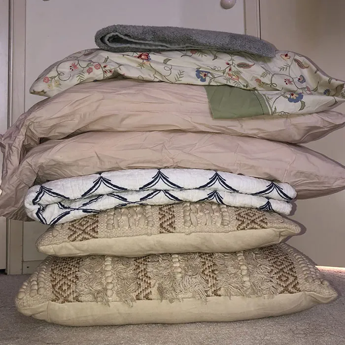 Your Closet Is Overflowing Like A Black Friday Sale, But The <a Style="Display:inline;" Href="Https://Www.amazon.com/Variety-Pack-Spacesaver-Double-Zip-Turbo-Valve/Dp/B06xkyyp4g?ie=utf8&th=1&linkcode=ll1&tag=bpwombat-20&linkid=9776b53833d358720982a6f9a9f1c0ec&language=en_us&ref_=as_li_ss_tl" Target="_blank"><span Style="Font: Inherit; Color: #d74b1f;"> Vacuum Storage Bags </Span> Are Here To Shrink Your Stuff And Save Your Sanity