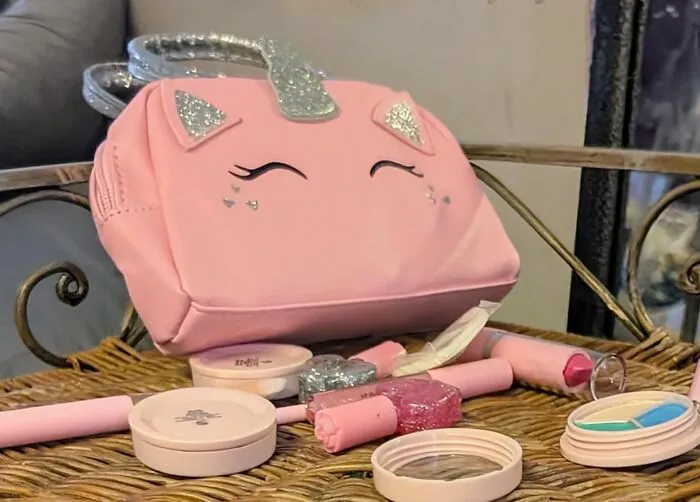 Who Says You Have To Be A Grown-Up To Get Glam? This <a Style="Display:inline;" Href=" Https://Www.amazon.com/Sprinkles-Toyz-Makeup-Little-Girls/Dp/B08jd776xx?ie=utf8&th=1&linkcode=ll1&tag=bpgoose-20&linkid=428225b86391f06d1c100a8f057e1141&language=en_us&ref_=as_li_ss_tl" Target="_blank"><span Style="Font: Inherit; Color: #d74b1f;"> Unicorn Purse And Makeup Kit </Span> Is The Perfect Combo For Little Princesses-In-Training, Featuring A Magical Unicorn Purse And A Makeup Kit That's All About Experimenting With Colors And Having Fun!