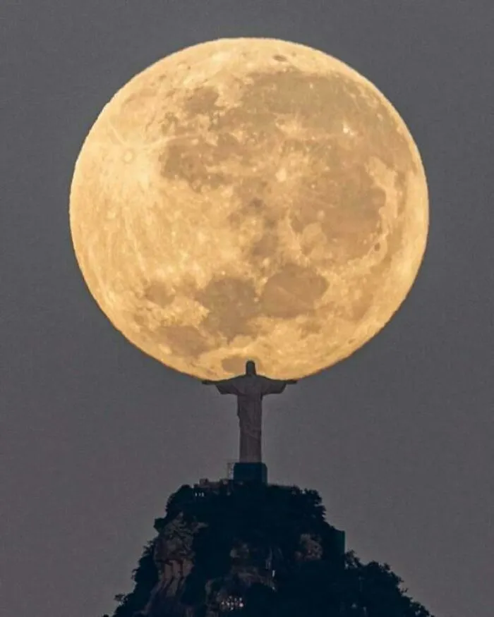 After Astronomical Calculations And A 3-Year Wait For The Right Moment, Photographer Leonardo Sens Took This Photo