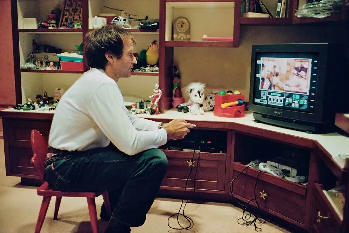 Robin Williams Enjoying Video Games At Home In 1993
