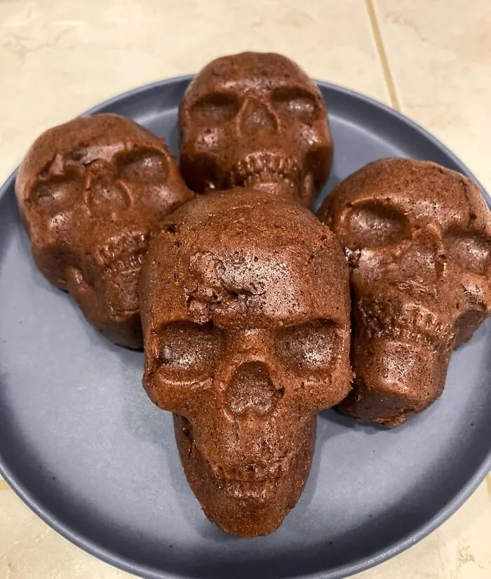 Bake 'Til You Die (Of Laughter, Or Sugar Overload) - The <a Style="Display:inline;" Href="Https://Www.amazon.com/Nordic-Ware-Haunted-Skull-Cakelet/Dp/B00y6pretk?ie=utf8&th=1&linkcode=ll1&tag=bpyak-20&linkid=aa80c4072245fb20f0dbd38ee2f653fc&language=en_us&ref_=as_li_ss_tl" Target="_blank"><span Style="Font: Inherit; Color: #d74b1f;"> Skull Cake Pan </Span> Is The Perfect Way To Add A Killer Touch To Your Baking, And Make Your Desserts To Die For