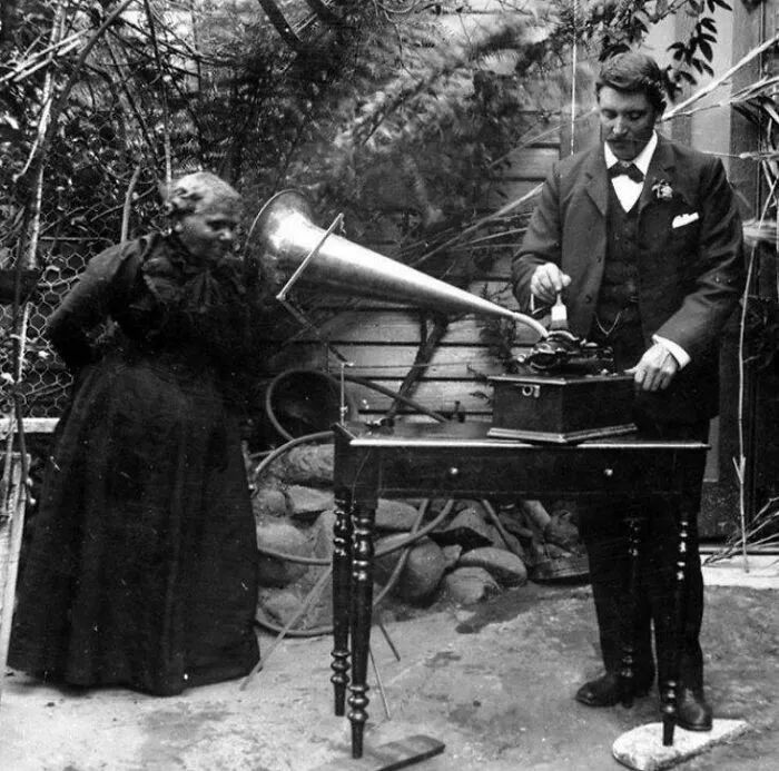 Aboriginal Tasmanian Cochrane Smith Singing Into Her Phonograph In 1903. Without Her Efforts To Preserve Her Culture, We Would Have No Audio Traces Of The Tasmanian Language. Pretty Osc