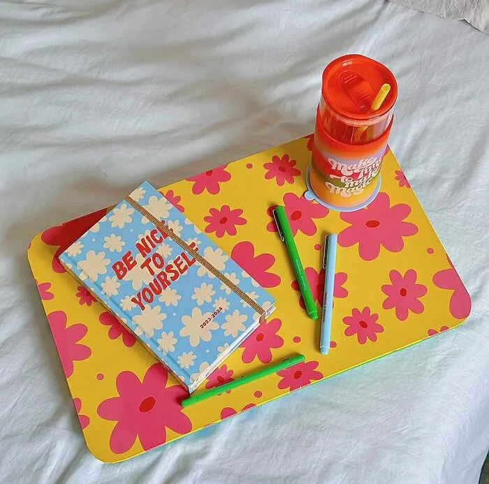 Bring A Blast Of Vintage Vibes To Your Couch Time With This <a Style="Display:inline;" Href="Https://Www.amazon.com/Ban-Do-Cushion-Portable-Tablets-Cupholder/Dp/B0c4bgd7xs?&linkcode=ll1&tag=bpostrich-20&linkid=c740f21b767f5040d246f040495c8371&language=en_us&ref_=as_li_ss_tl" Target="_blank"><span Style="Font: Inherit; Color: #d74b1f;"> Retro Flower Laptray </Span>! It's The Perfect Way To Add Some Retro Charm To Your Coziest Moments.