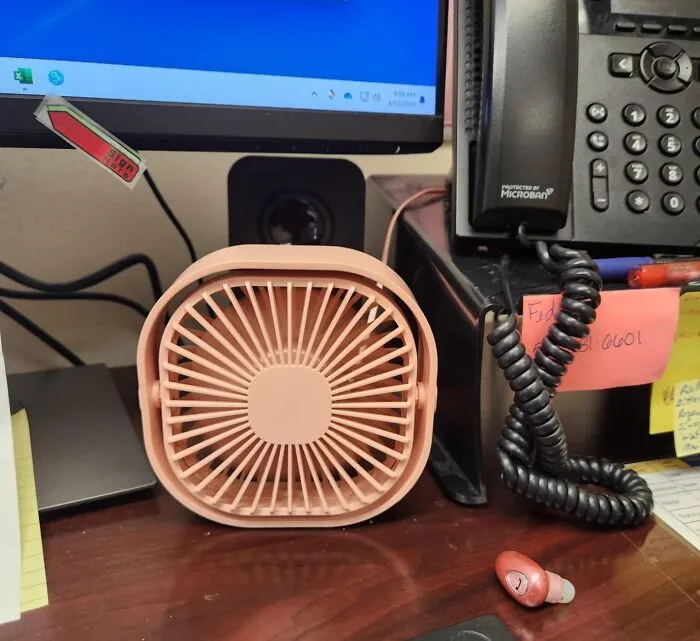 Stay Cool Under Pressure With This <a Style="Display:inline;" Href="Https://Www.amazon.com/Rjvw-USB-Portable-Personal-360%c2%b0rotatable/Dp/B09pmc6pl4?ie=utf8&th=1&linkcode=ll1&tag=bpgazelle-20&linkid=00d269bf232425561d555b03c60aaff6&language=en_us&ref_=as_li_ss_tl" Target="_blank"><span Style="Font: Inherit; Color: #d74b1f;"> Small Desk Fan </Span>, A Compact And Quiet Way To Beat The Heat And Stay Focused!