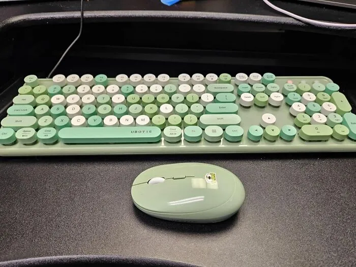 Add A Pop Of Color And A Dash Of Geek Chic To Your Workspace With This <a Style="Display:inline;" Href="Https://Www.amazon.com/Ubotie-Typewriter-Full-Sized-Dropout-Free-Purple-Colorful/Dp/B08jltyz93?ie=utf8&th=1&linkcode=ll1&tag=bpgazelle-20&linkid=94a4835d2355b133fd78d1b86a49b20a&language=en_us&ref_=as_li_ss_tl" Target="_blank"><span Style="Font: Inherit; Color: #d74b1f;"> Pastel Green Mechanical Keyboard </Span> - A Clicky, Clacky Dream Come True For Typing Enthusiasts And Style Followers Alike!