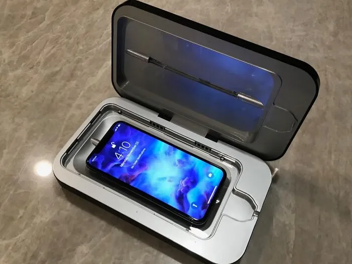 Germ-Slay Your Phone With This <a Style="Display:inline;" Href="Https://Www.amazon.com/Phonesoap-Sanitizer-Universal-Patented-Clinically/Dp/B072r6mjkq?ie=utf8&th=1&linkcode=ll1&tag=bppeacock-20&linkid=17dcbfb8ea94ca7c526accaa78747440&language=en_us&ref_=as_li_ss_tl" Target="_blank"><span Style="Font: Inherit; Color: #d74b1f;"> Phonesoap Cell Phone Sanitizer </Span>, A Clever Device That Uses UV Light To Blast Away Bacteria, Keeping Your Phone Clean And Your Hands Healthy