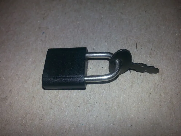 La brillante manera de mi hijo de 7 años de no perder nunca la única llave que tiene para este candado