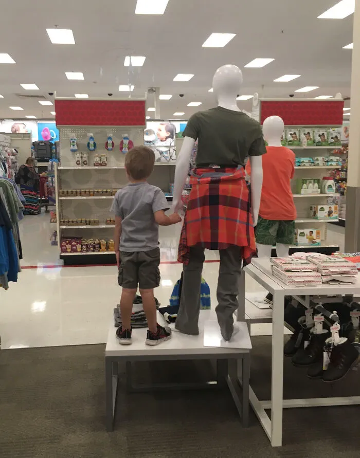 Se me perdió mi hijo en la tienda. Lo encontré aquí
