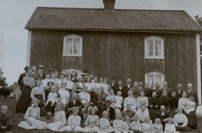 La familia Andersson posa para un retrato el 5 de abril de 1912, justo antes de que Anders y Alfrida Andersson y sus cinco hijos (de entre 2 y 11 años) embarcaran en el Titanic para emigrar de Suecia a Canadá. Lamentablemente, los siete perdieron la vida en el naufragio.
