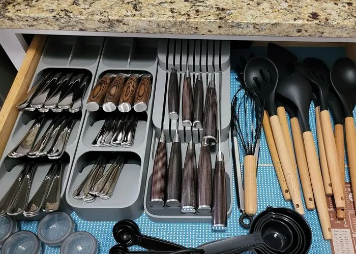 Who Needs Tetris Skills When You’ve Got This <a Style="Display:inline;" Href="Https://Www.amazon.com/Joseph-85119-Drawerstore-Organizer-Silverware/Dp/B072r6clrc?ie=utf8&th=1&linkcode=ll1&tag=bpalpaca-20&linkid=8e384c50168fabda8d49f3db9eee702e&language=en_us&ref_=as_li_ss_tl" Target="_blank"><span Style="Font: Inherit; Color: #d74b1f;"> Compact Utensil Drawer Organiser</Span> To Make Your Kitchen Drawers Look Like You Actually Have Your Life Together?