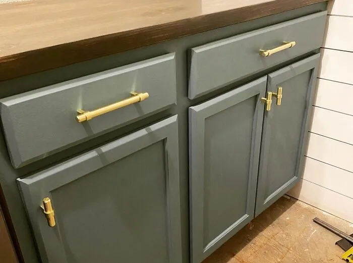 Give Your Kitchen A High-End Makeover With <a Style="Display:inline;" Href="Https://Www.amazon.com/10-Pack-161-128bb-Brushed-Cabinet/Dp/B074n5flyd?ie=utf8&linkcode=ll1&tag=bpbison-20&linkid=1770d3548787275a9c4c669a9c5f2097&language=en_us&ref_=as_li_ss_tl" Target="_blank"><span Style="Font: Inherit; Color: #d74b1f;"> Brushed Brass Cabinet Handle Bars </Span> That Scream "I've Got Impeccable Taste And A Trust Fund"