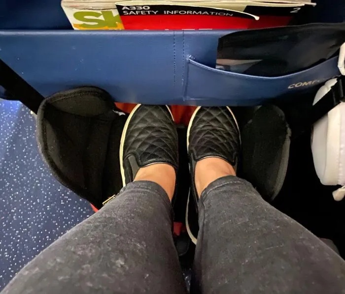 Elevate Your In-Flight Comfort With This <a Style="Display:inline;" Href="Https://Www.amazon.com/Airplane-Footrest-Accessories-Relaxation-Comfortable/Dp/B07qg6l82d?ie=utf8&th=1&linkcode=ll1&tag=bptoucan-20&linkid=d93f52cf5127324d42b382036a920c54&language=en_us&ref_=as_li_ss_tl" Target="_blank"><span Style="Font: Inherit; Color: #d74b1f;"> Airplane Footrest Hammock</Span> That Lets You Hang Loose At 30,000 Feet