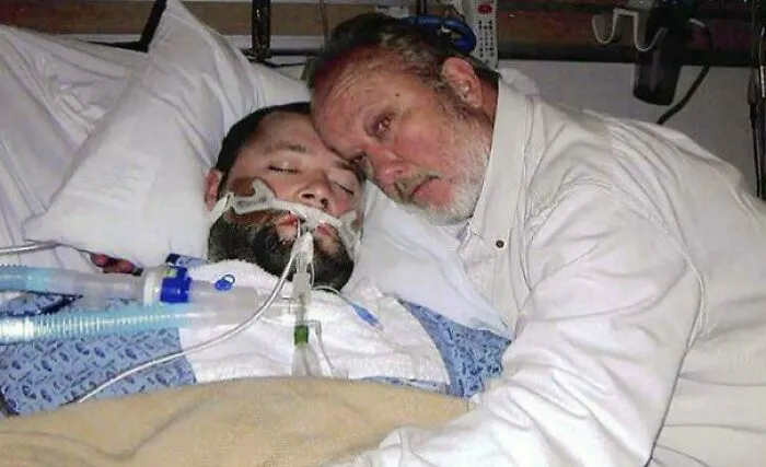 En 2015, un padre salvó la vida de su hijo cuando los médicos lo declararon erróneamente en muerte cerebral y le estaban retirando el soporte vital