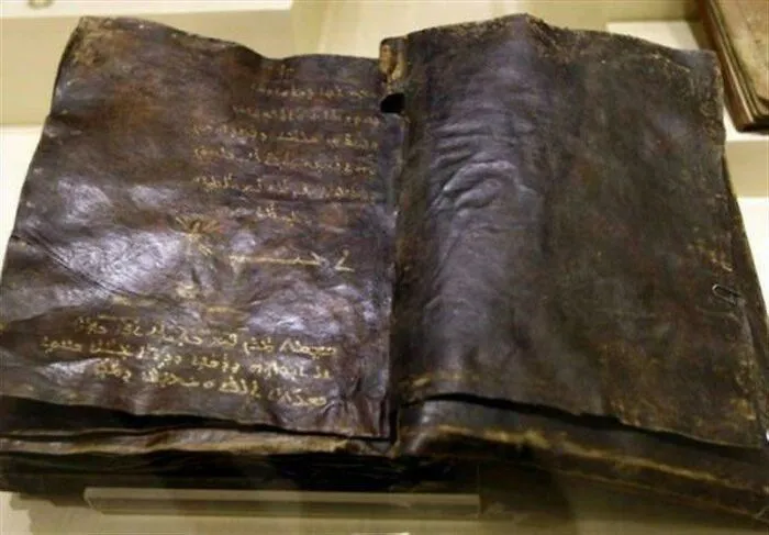Una Biblia que se cree tiene 1.500 años de antigüedad cuestiona la crucifixión de Jesucristo, proponiendo que fue Judas quien fue crucificado por soldados romanos.