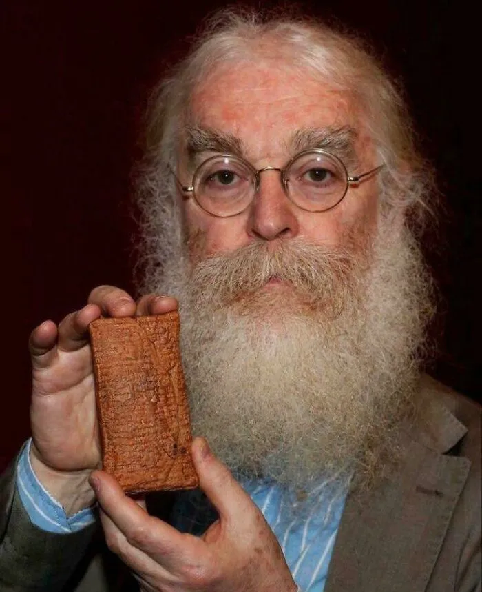 El Dr. Irving Finkel con una tablilla de 3.770 años de antigüedad que contiene instrucciones del dios Enki al rey sumerio Atram-Hasis