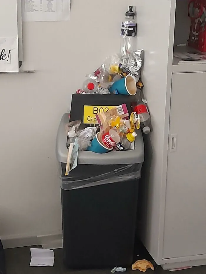 Un profesor de mi escuela nunca limpia su papelera ni pide a nadie que la vacíe, incluso hay una tarta a medio comer en el suelo