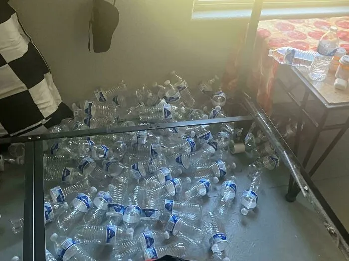 Mi novio tira sus botellas de agua vacías detrás de la cama