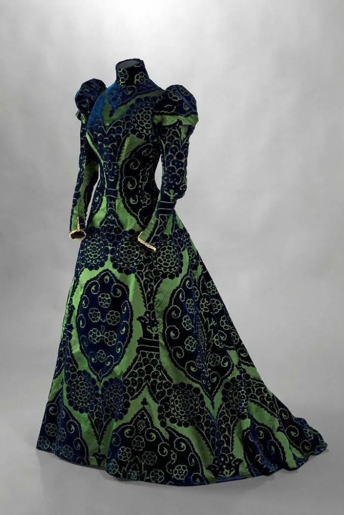Vestido de té, Francia, ~1897. Perteneció a la condesa Greffulhe, que a menudo elegía ropa de un color verde brillante porque complementaba su pelo caoba
