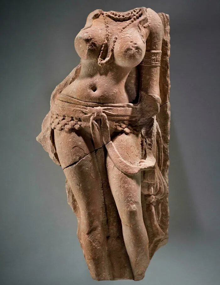 Escultura de una figura femenina, probablemente una yakshi (espíritu de la naturaleza). Mathura, India, Alrededor del año 200 d. C.