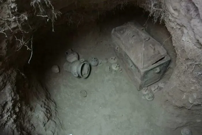 En el verano de 2018, en Rousses, Creta, un granjero intentaba aparcar bajo la sombra de un olivar de su propiedad. El suelo cedió y a través del agujero de 1,2 metros encontró una tumba minoica, intacta durante unos 3.400 años.