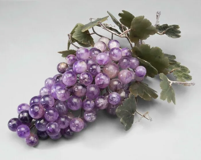 Uvas de amatista con hojas de jade. China, Dinastía Qing, Siglo XIX
