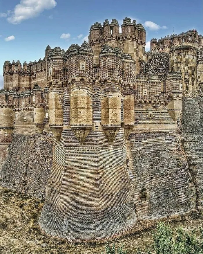 El castillo de Coca se encuentra en el municipio de Coca, en el centro de España