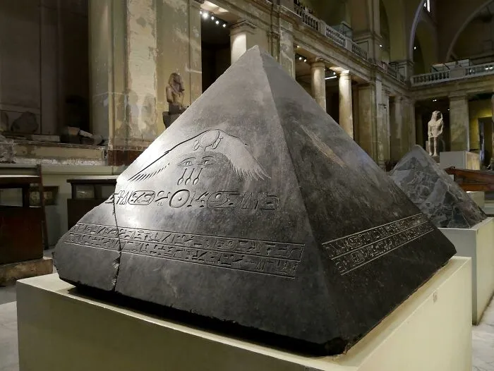 La piedra angular de la pirámide de Amenemhat III, 1860 a.C.-1814 a.C.