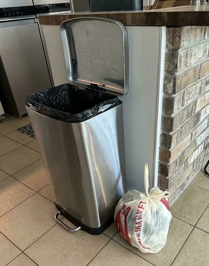 Basura fuera de cubo en la cocina, ejemplo cómico de comportamiento de novios y maridos.