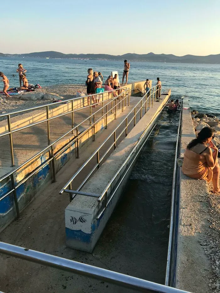 Acceso al mar sin barreras para usuarios de sillas de ruedas en Zadar, Croacia