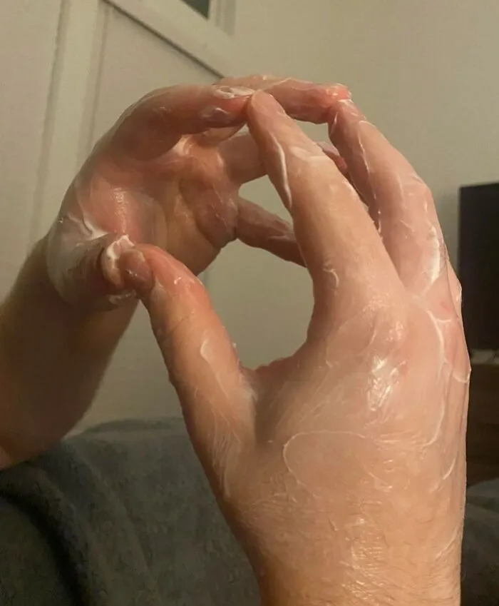 Mi novio usa una cantidad absurda de loción para manos antes de acostarse todas las noches
