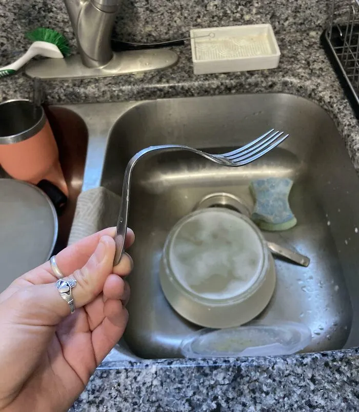 En lugar de envolver el tenedor en una servilleta y guardarlo en su mochila, mi novio lo dobla para que quepa en el recipiente donde estaba su almuerzo. Me quedé sin palabras al descubrirlo