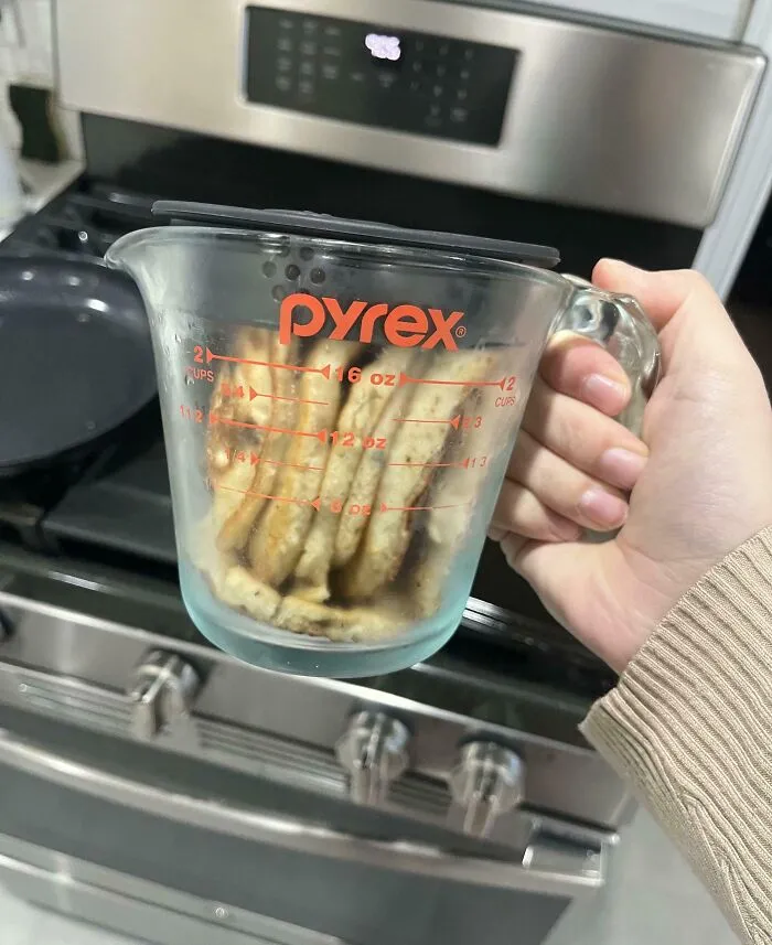 El recipiente que eligió mi novio para guardar los panqueques que sobraron. Había muchos Tupperware normales y limpios…