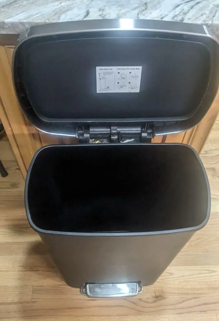 Mi maridito saca la basura, pero nunca pone bolsa nueva