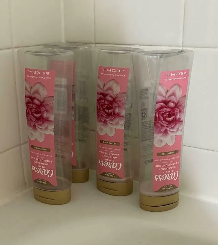 Botellas de gel de hombre en la ducha, ejemplos de comportamiento curioso de novios o maridos.