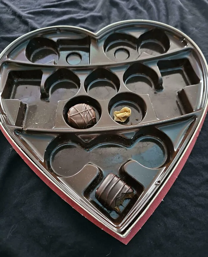 Mi novio me compró bombones por San Valentín y se los comió todos menos uno