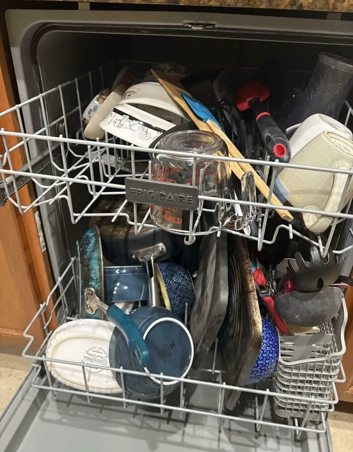 Mi esposo llenó demasiado el lavavajillas y no quedó nada limpio. Luego se enojó cuando le pregunté cómo esperaba que el agua llegara a todo.