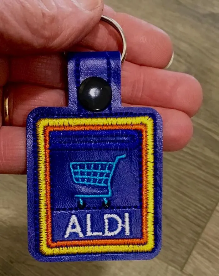 This <a Style="Display:inline;" Href="Https://Www.amazon.com/Dp/B07zmm1xgt?ascsubtag=7796628%2c30%2c39%2cd%2c0%2c0%2c0%2c1396%3a1%3b900%3a2%3b974%3a3%3b1125%3a2%3b1338%3a1%2c56398086%2c0%2c0%2cgoogle&btn_ref=srctok-Ee795b8407f71411&linkcode=ll1&tag=bpcrocodile-20&linkid=456f6c3ef36d35a164e8302bb20e14af&language=en_us&ref_=as_li_ss_tl" Target="_blank"> <span Style="Font: Inherit; Color: #d74b1f;"> Aldi Quarter Holder Keychain </Span> Ensures You’re Never Caught Without The One Thing Standing Between You And Your Cart Full Of Random Bargains